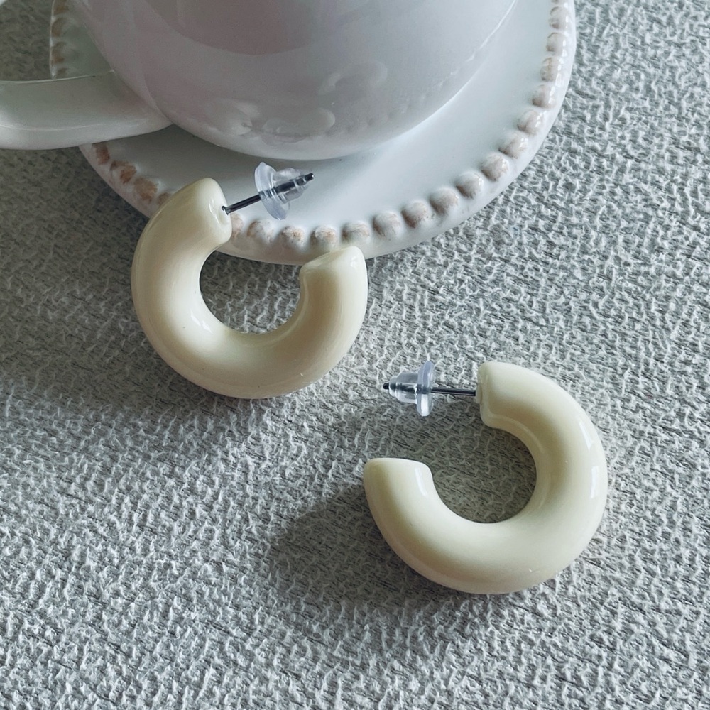 Off-white chunky earrings